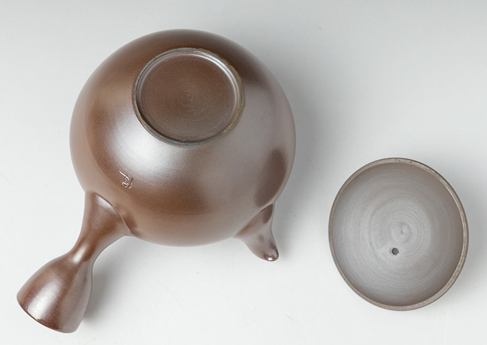 Banko teapot by Otsuki Shun - bottom view
