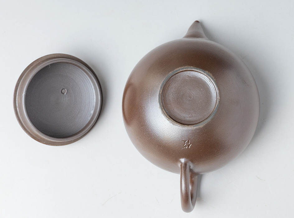 Banko teapot by Otsuki Shun - bottom view