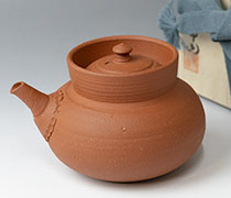 Japanese pottery Tokoname teapot by Yamada Jozan IV