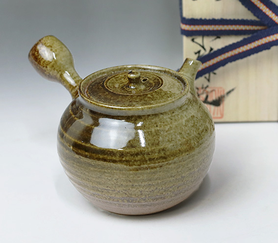 Tokoname teapot by Kohokujo