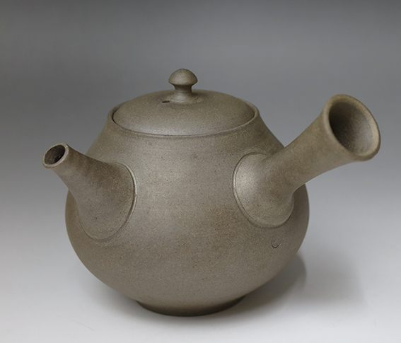Yakishime Camellia teapot by Seiho -back view